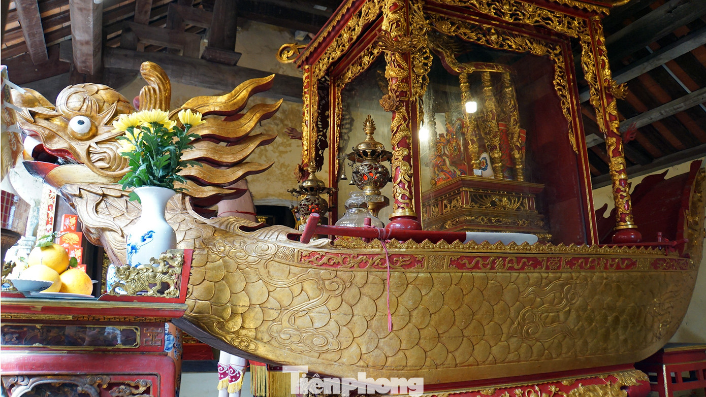 Thuyền gỗ thờ được sơn son thếp vàng, trang trí hoa lá dạng hoa văn kỳ hà. Phần thân dạng thuyền rồng, có vảy. Ba chiếc cọc và thuyền gỗ được đặt tại 2 tòa giải vũ đăng đối. Đây là hai hiện vật biểu tượng cho chiến thắng trên sông Bạch Đằng năm 938. Thuyền gỗ thờ được sơn son thếp vàng, trang trí hoa lá dạng hoa văn kỳ hà. Phần thân dạng thuyền rồng, có vảy. Ba chiếc cọc và thuyền gỗ được đặt tại 2 tòa giải vũ đăng đối. Đây là hai hiện vật biểu tượng cho chiến thắng trên sông Bạch Đằng năm 938.