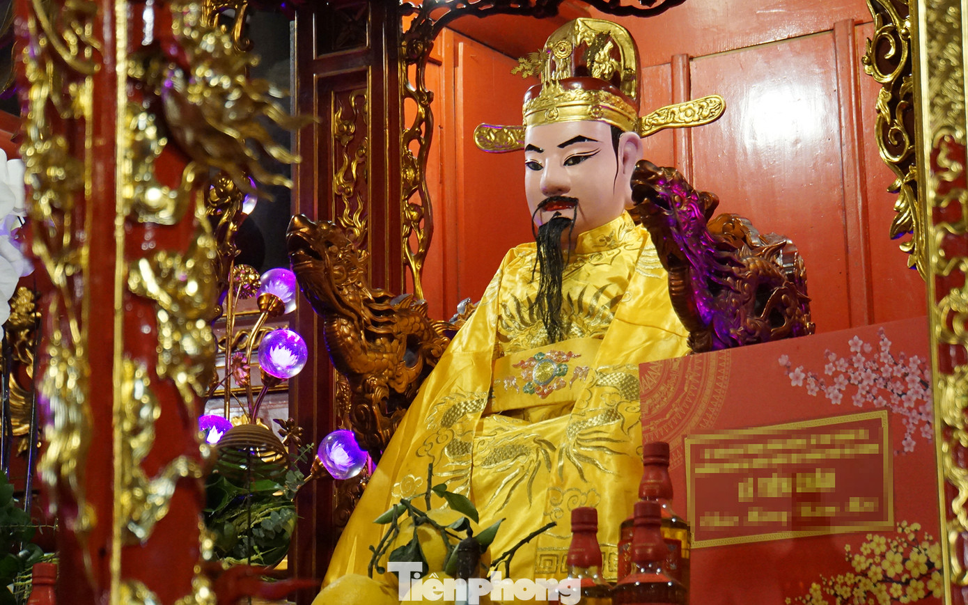 Trong Từ Lương Xâm còn lưu giữ nhiều di vật, cổ vật như 25 đạo sắc phong, 8 bia đá, thần tượng, long ngai, bài vị, cùng các cấu kiện kiến trúc, mảng chạm khắc mang phong cách nghệ thuật thời Lê Trung Hưng (thế kỷ XVII-XVIII) và thời Nguyễn (thế kỷ XIX-XX). Trong ảnh là tượng Đức Vương Ngô Quyền ngồi trên long ngai với nhiều họa tiết chạm rồng, phượng, hoa văn. Trong Từ Lương Xâm còn lưu giữ nhiều di vật, cổ vật như 25 đạo sắc phong, 8 bia đá, thần tượng, long ngai, bài vị, cùng các cấu kiện kiến trúc, mảng chạm khắc mang phong cách nghệ thuật thời Lê Trung Hưng (thế kỷ XVII-XVIII) và thời Nguyễn (thế kỷ XIX-XX). Trong ảnh là tượng Đức Vương Ngô Quyền ngồi trên long ngai với nhiều họa tiết chạm rồng, phượng, hoa văn.