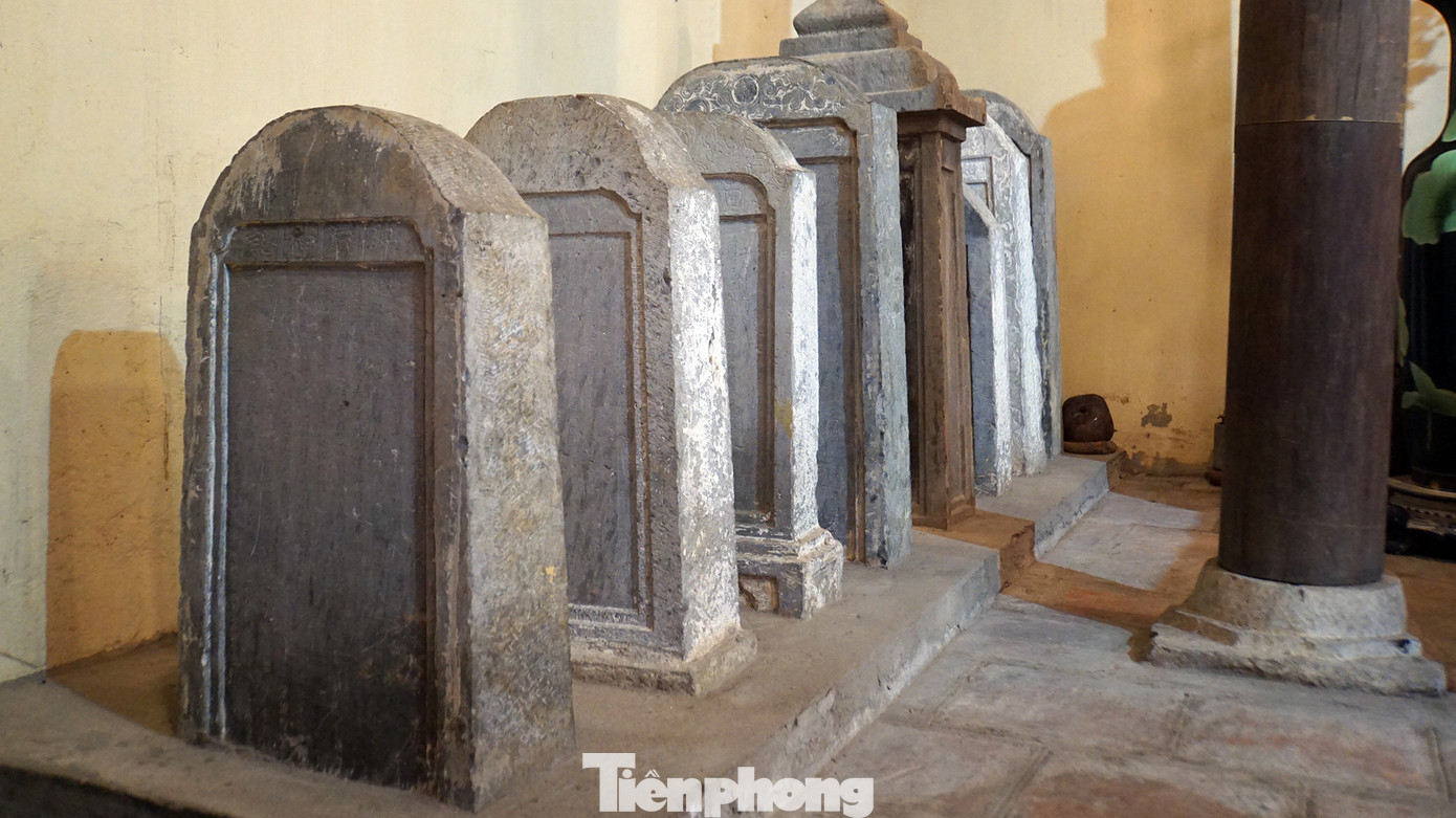 8 tấm bia đá xanh được chạm khắc nhiều ký tự, hoa văn lưu giữ nhiều thông tin giá trị từ các triều đại thế kỷ XVIII-XIX. Trong Từ Lương Xâm cũng lưu giữ 25 sắc phong của các triều đại kéo dài hàng trăm năm. 8 tấm bia đá xanh được chạm khắc nhiều ký tự, hoa văn lưu giữ nhiều thông tin giá trị từ các triều đại thế kỷ XVIII-XIX. Trong Từ Lương Xâm cũng lưu giữ 25 sắc phong của các triều đại kéo dài hàng trăm năm.