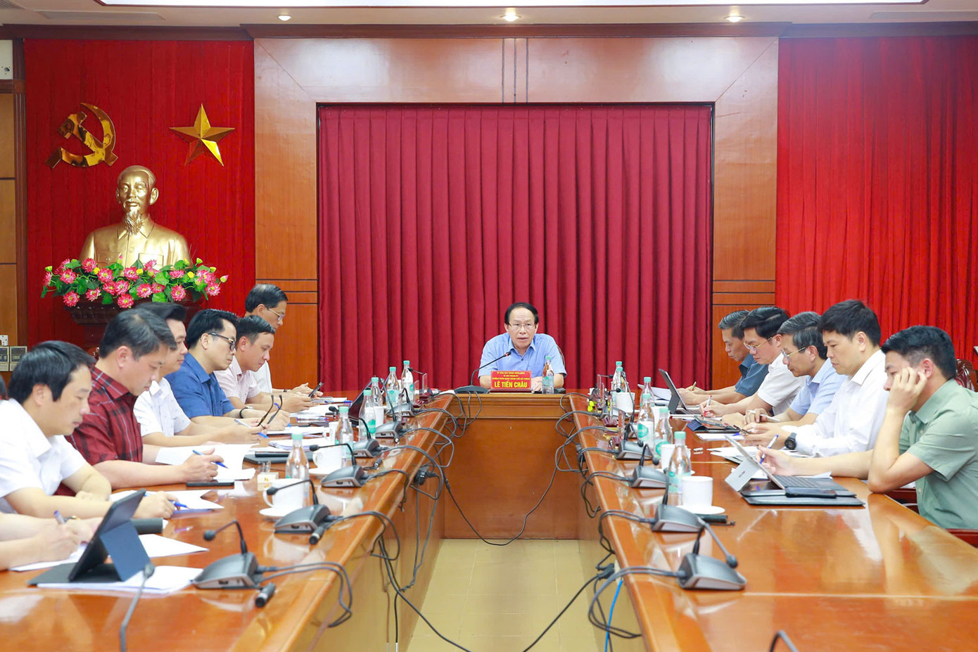 Ông Lê Tiến Châu - Bí thư Thành ủy Hải Phòng chủ trì buổi làm việc về kế hoạch vận hành thử nghiệm chính quyền địa phương 2 cấp. Ông Lê Tiến Châu - Bí thư Thành ủy Hải Phòng chủ trì buổi làm việc về kế hoạch vận hành thử nghiệm chính quyền địa phương 2 cấp.