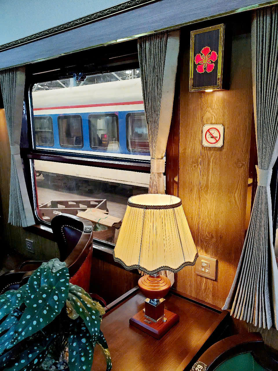 Đại diện Sở VHTT&amp;DL Hải Phòng cho biết, hiện nay các đơn vị thi công đã cơ bản hoàn thiện các toa tàu. Ảnh: Cận cảnh khu vực ghế sofa toa VIP, được trang trí biểu tượng Hải Phòng, có bảng giới thiệu về văn hóa, mảnh đất và con người thành phố cảng.