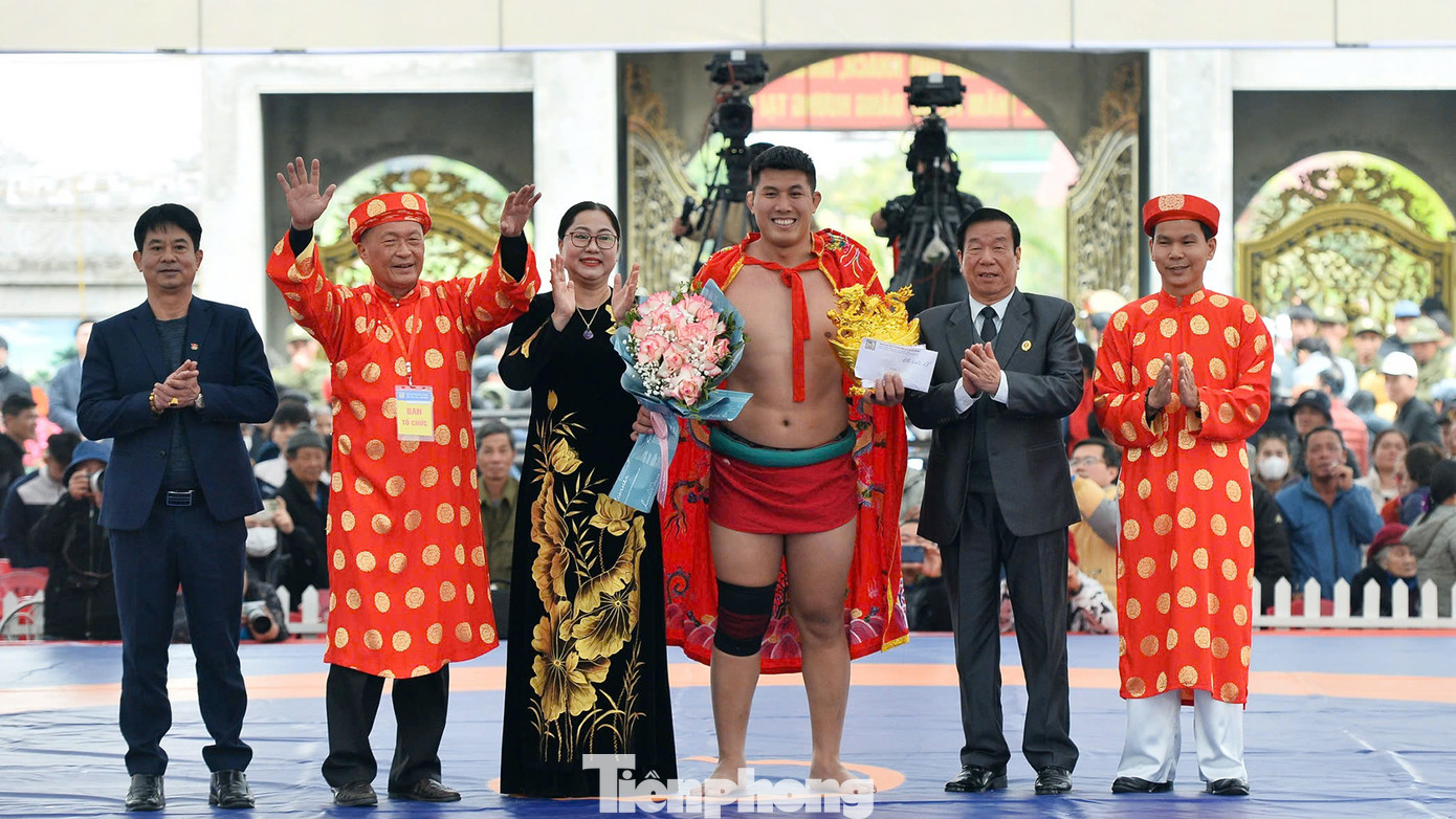 Đây là năm thứ 3 liên tiếp, đô vật Hoàng Văn Nam giành chiến thắng keo vật Đô lực sĩ tại Hội thi truyền thống vận dân tộc thời Mạc. Trong ảnh là ban tổ chức trao áo bào"Đô lực sĩ, trao thưởng và tặng hoa cho đô vật Hoàng Văn Nam.