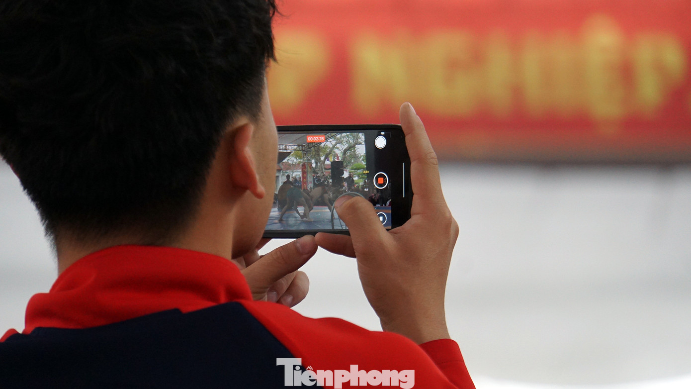 Cổ động viên, người dân và cả các đô vật phát trực tiếp lên các nền tảng mạng xã hội, quay hình lưu niệm các trận đấu vật.