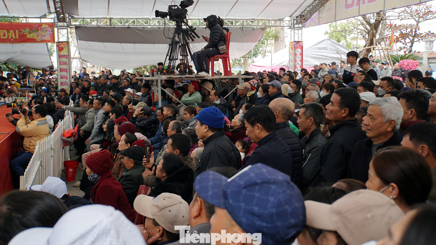 Hàng nghìn người dân và du khách thập phương vây kín "sới vật" giữa sân Đền thờ các Vua triều Mạc tại làng Cổ Trai.