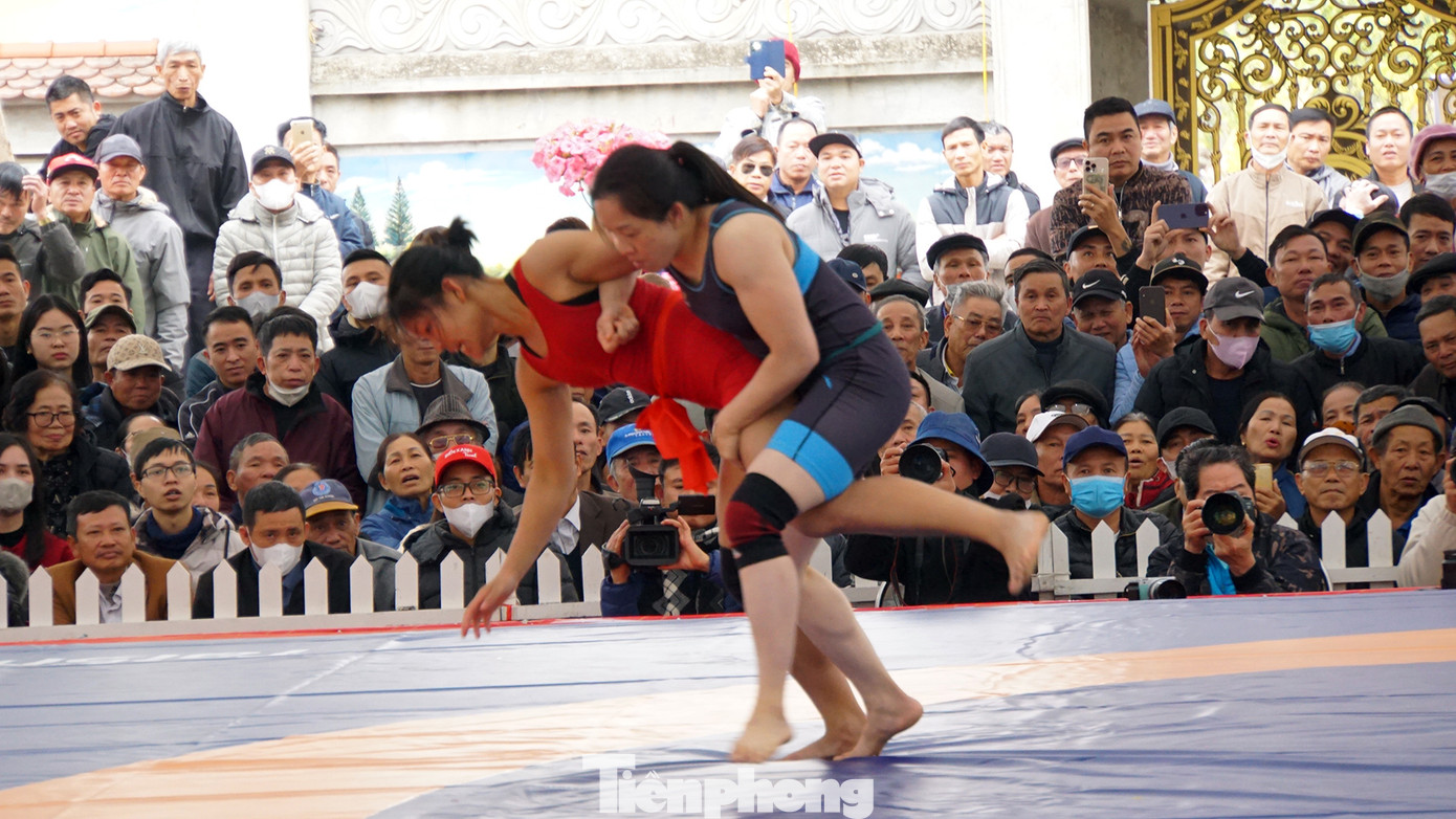 Chung kết các nội dung đấu vật nữ giữa đô vật đến từ Huế (đai xanh) với đô vật Hải Phòng (đai đỏ) diễn ra kịch tính, hấp dẫn người dân, du khách. Đô vật Huế đã giành chiến thắng ở cả hai nội dung nhờ kinh nghiệm và sức bền.