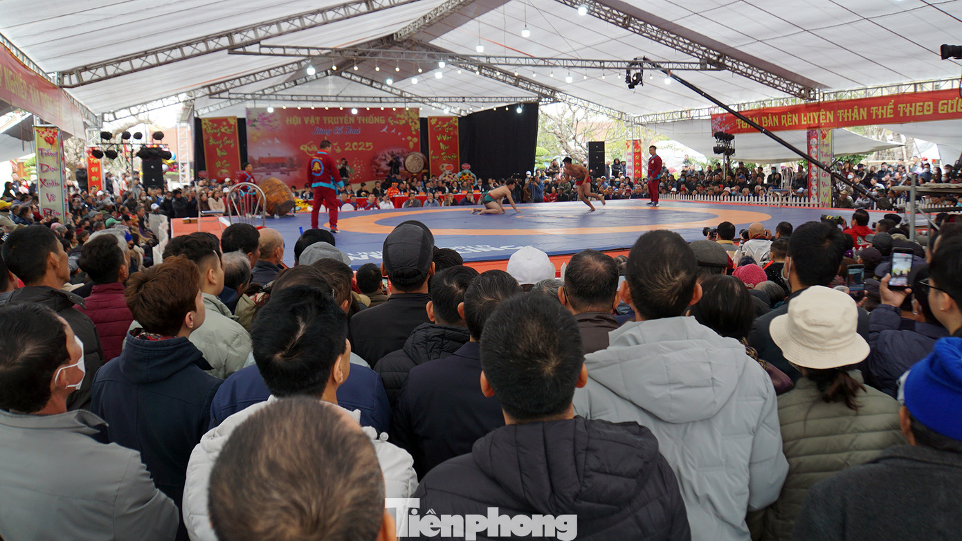 Ngày 10/2 (tức 13 tháng Giêng), tại Di tích lịch sử cấp quốc gia Đền thờ các Vua triều Mạc, thuộc làng Cổ Trai, xã Ngũ Đoan (Kiến Thụy, Hải Phòng) diễn ra các trận chung kết Hội thi truyền thống vật dân tộc thời Mạc lần thứ IV.