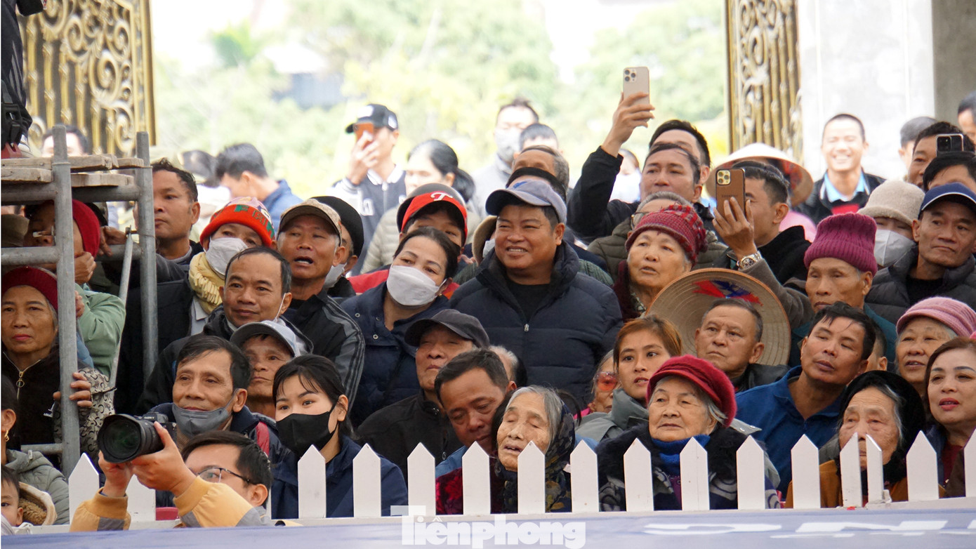 Nhiều cụ già, thanh niên người Kiến Thụy đến cổ vũ các đô vật trong 2 ngày diễn ra hội đấu chính thức.