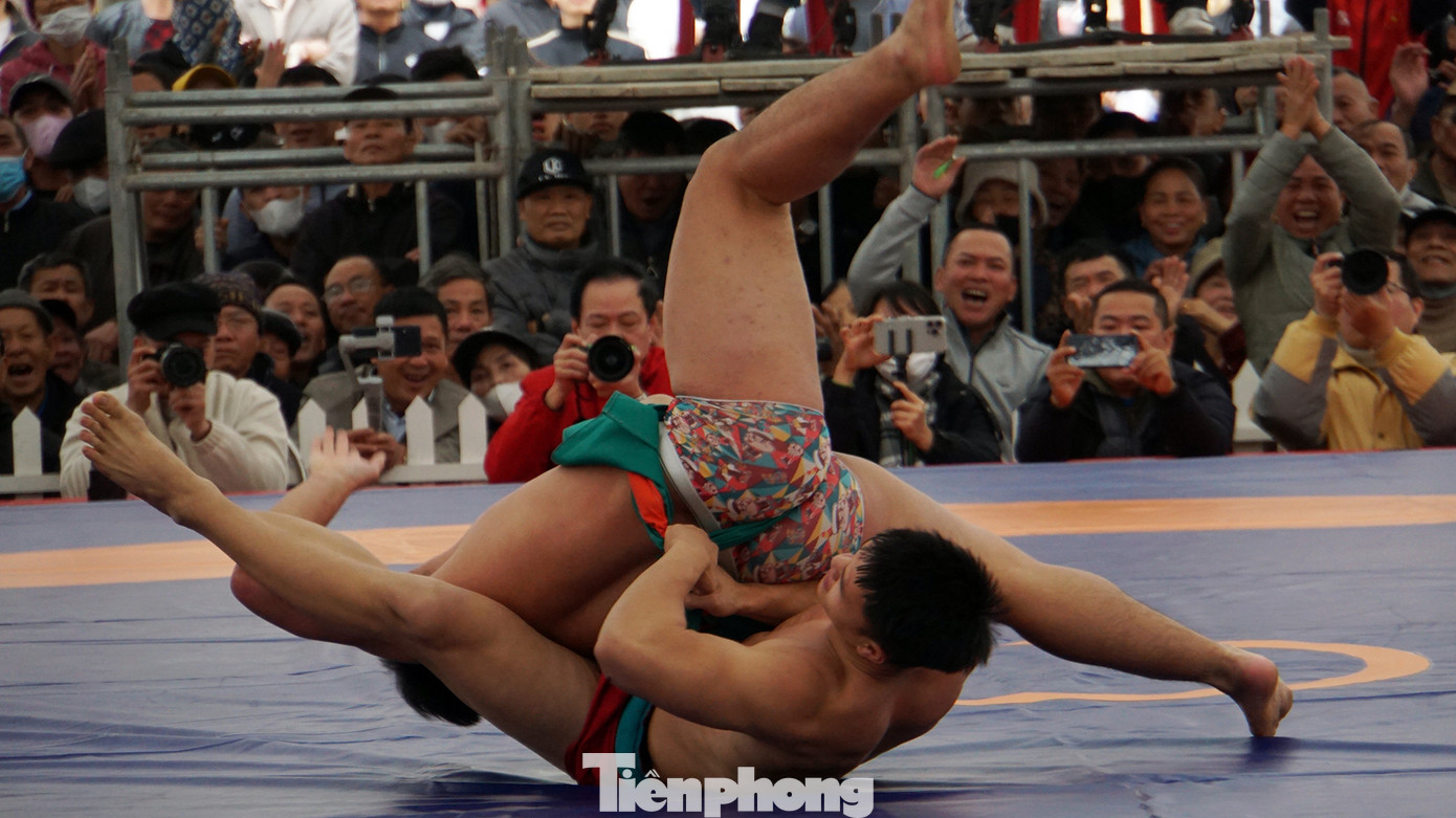 Theo thể lệ thi đấu, đô vật nào vật đối thủ 2 chân khỏi mặt đất mà không phạm quy theo thể lệ sẽ giành chiến thắng. Ở các nội dung nam, đô vật đến từ Hải Phòng, Ninh Bình, Huế... có ưu thế so với các đoàn còn lại.