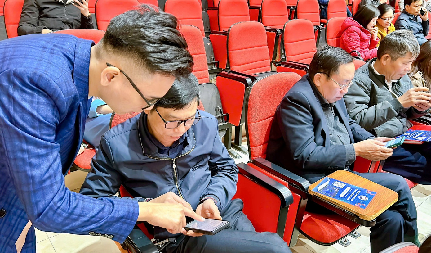 Cán bộ, công chức, viên chức trải nghiệm ứng dụng "AI Hải Phòng".