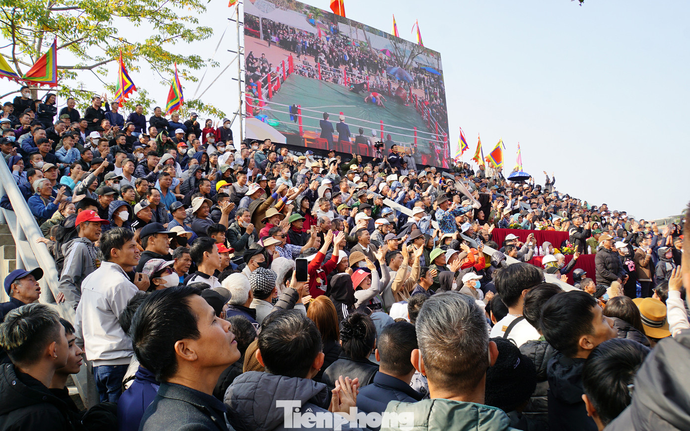 Ban tổ chức bố trí màn hình lớn, chiếu phát trực tiếp các màn đấu vật cho người dân và du khách xem từ xa.