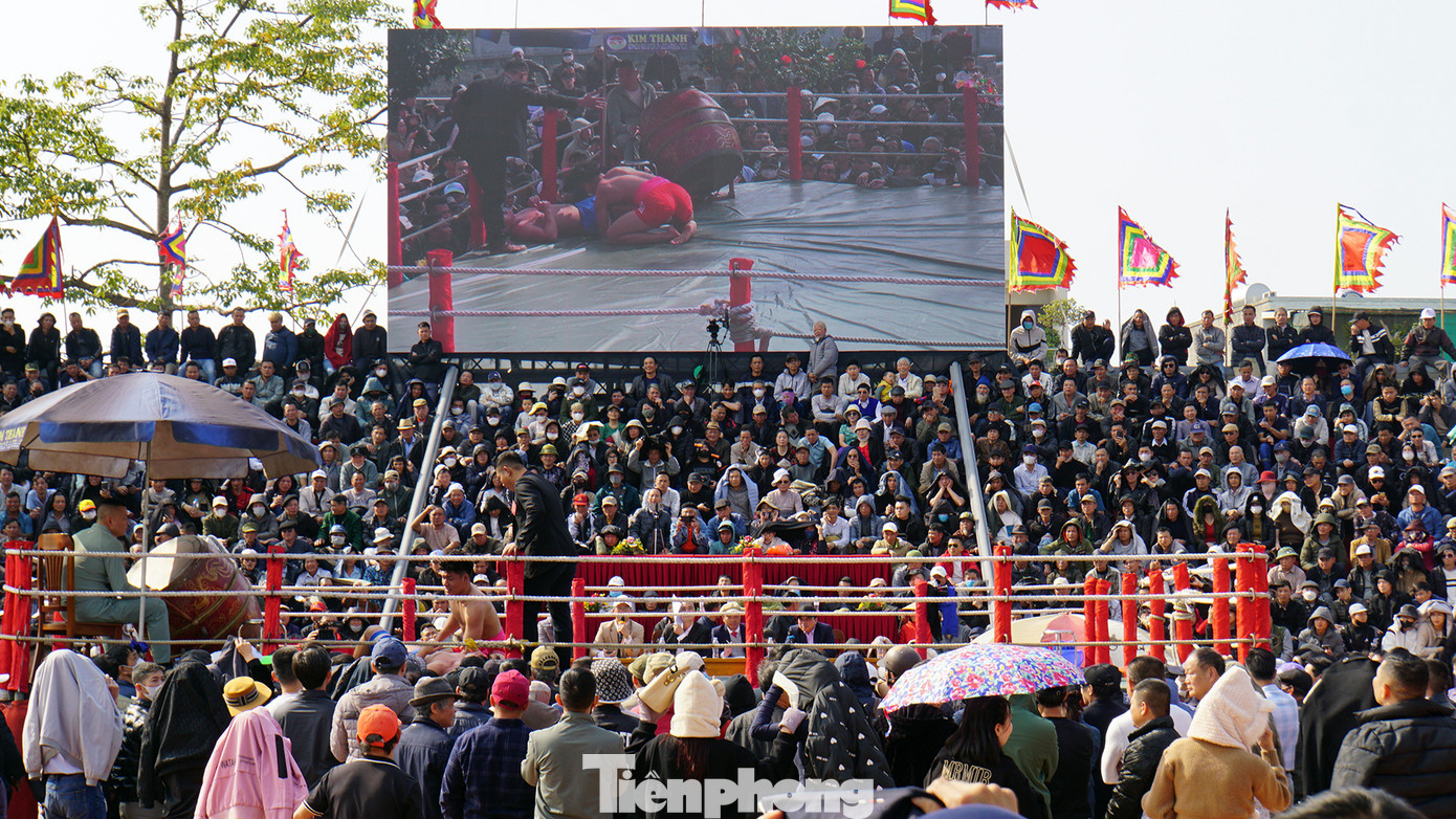 Ngày 4/2 (Mùng 7 Tết), lễ hội vật làng Vĩnh Khê, phường An Đồng (quận An Dương, TP Hải Phòng) được tổ chức tại Di tích kiến trúc nghệ thuật quốc gia đình Vĩnh Khê thu hút hàng nghìn người dân và du khách tới xem, cổ vũ.