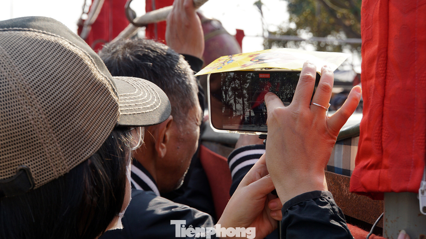 Nhiều người phát trực tiếp các trận đấu vật hấp dẫn lên mạng xã hội cho bạn bè, người thân theo dõi.