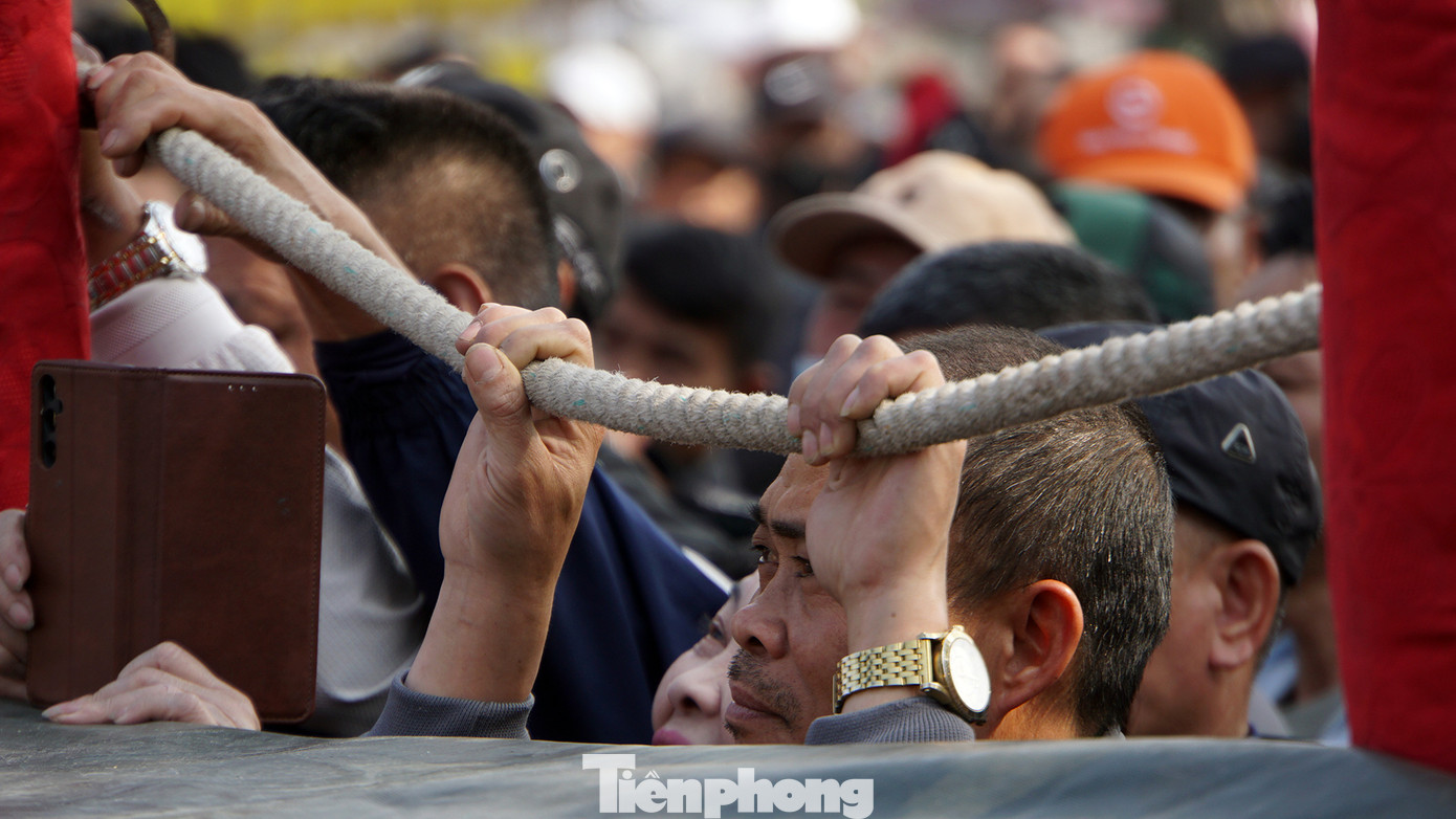 Cổ động viên vây kín khán đài xem các đô vật thi đấu.