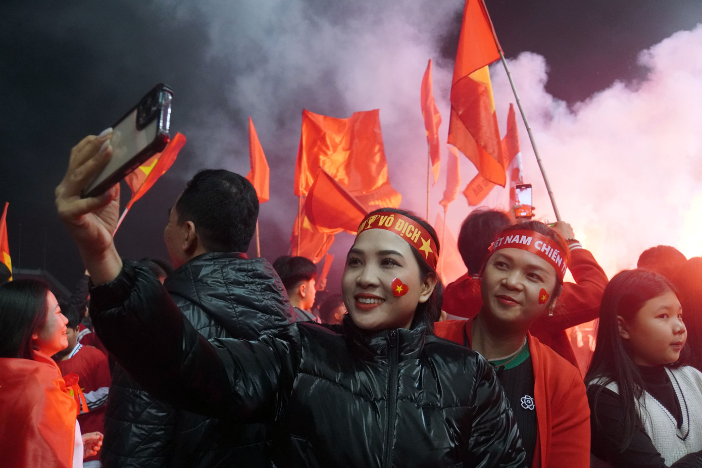 Nhiều cổ động viên nữ tranh thủ chụp ảnh check-in không khí sôi động cổ vũ bóng đá trong sân Lạch Tray.