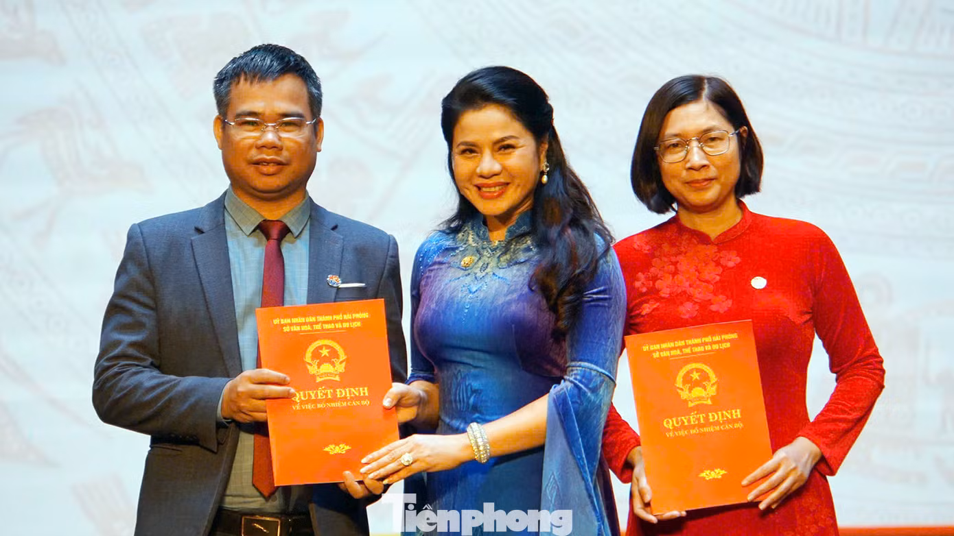 Giám đốc Sở VHTT&amp;DL trao quyết định bổ nhiệm, chúc mừng lãnh đạo Phòng Thông tin - Báo chí - Xuất bản.
