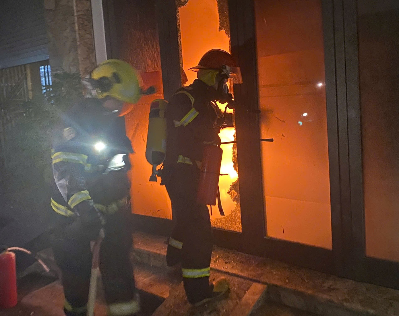 Cảnh sát Hải Phòng triển khai các phương án khống chế ngọn lửa vụ hỏa hoạn nhà dân lúc rạng sáng.