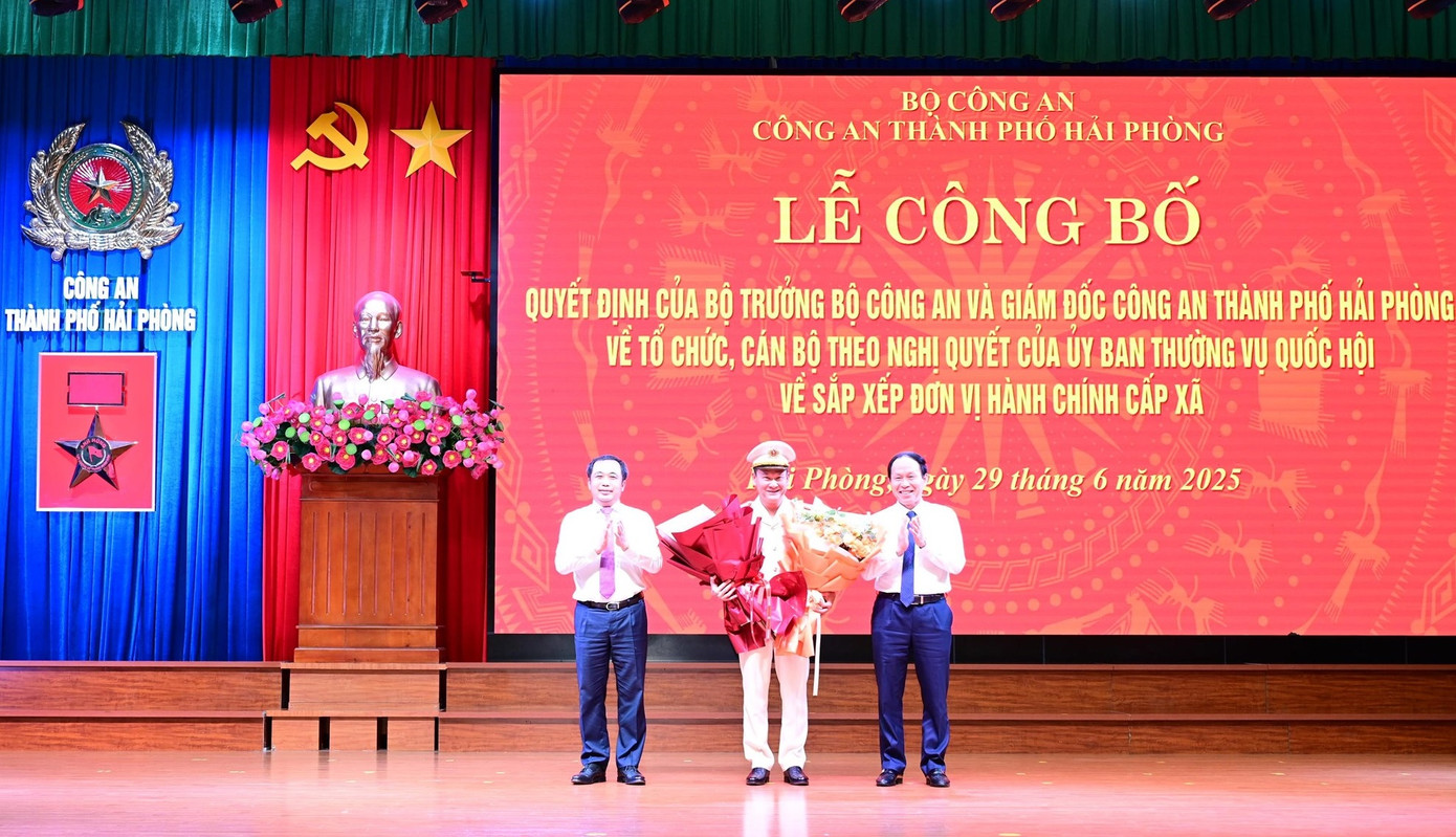 Bí thư Thành ủy Hải Phòng và Bí thư Tỉnh ủy Hải Dương tặng hoa chúc mừng Đại tá Bùi Quang Bình nhận nhiệm vụ, giữ chức Giám đốc Công an TP Hải Phòng.