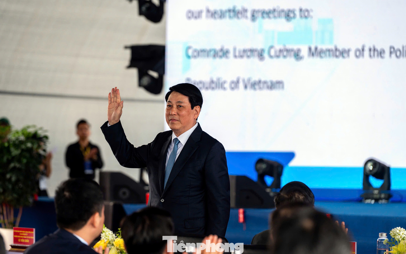 Chủ tịch nước Lương Cường, Phó Thủ tướng Chính phủ Mai Văn Chính, Phó Chủ tịch Quốc hội Vũ Hồng Thanh cùng nhiều lãnh đạo các Ban, Bộ, ngành Trung ương và lãnh đạo thành phố cùng dự buổi lễ.