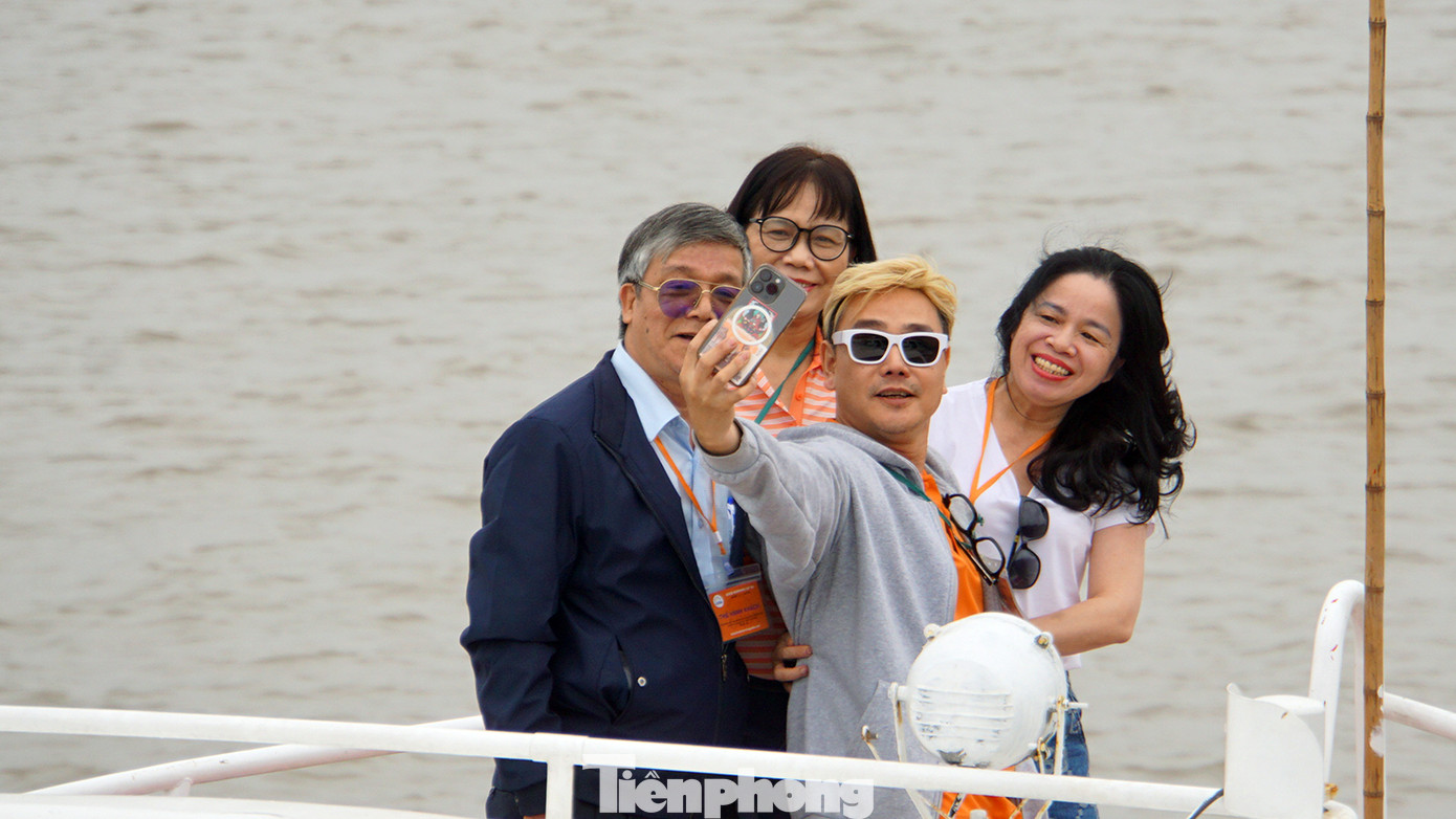 Một số du khách tranh thủ chụp ảnh lưu niệm trải nghiệm trên phà cao tốc trước khi đặt chân lên đảo Cát Bà, bắt đầu hành trình tham quan ngắm vịnh thuộc Quần đảo Cát Bà.