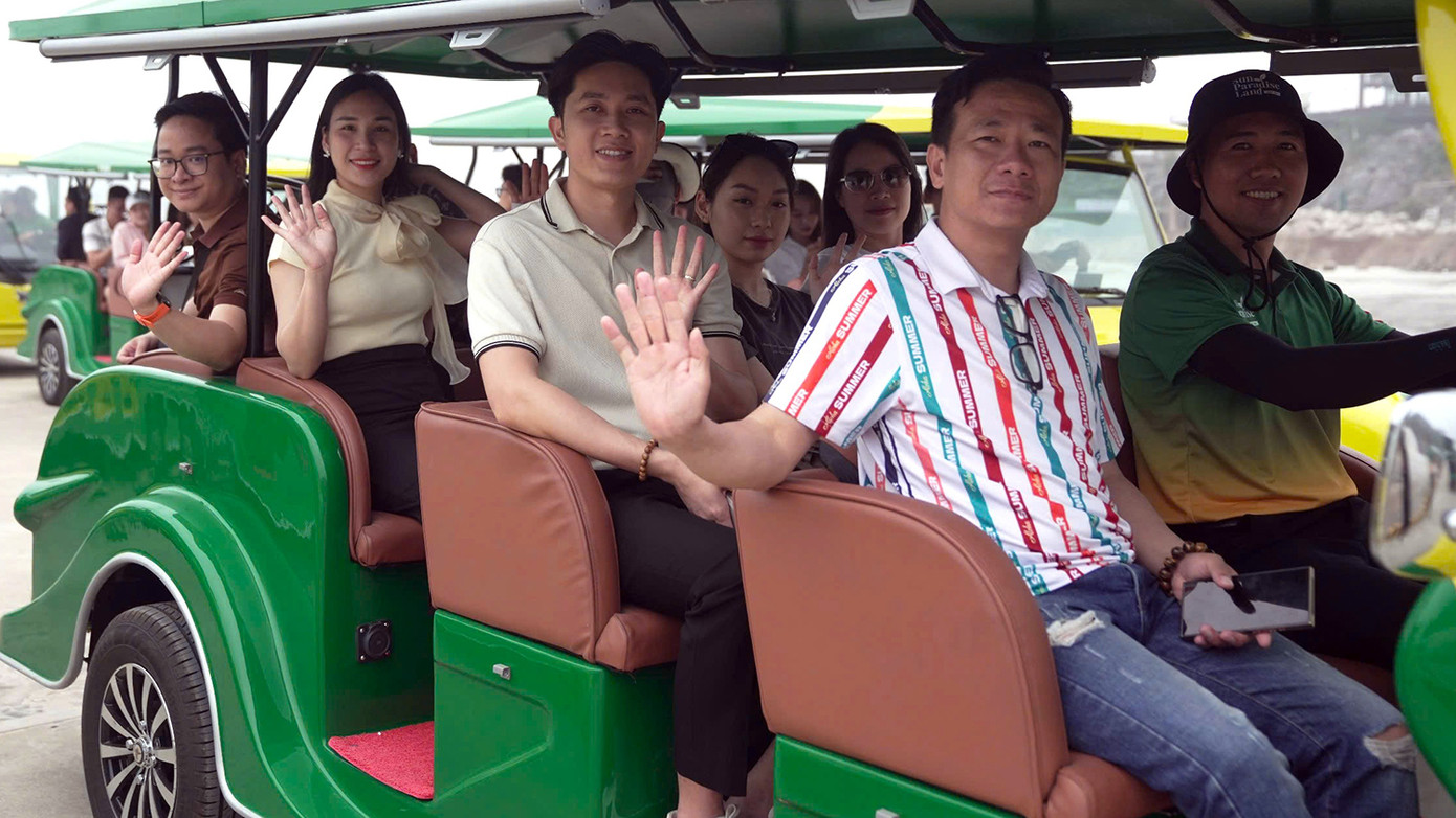 Hệ thống ô tô điện chở khách miễn phí từ bến phà ra vịnh trung tâm Cát Bà từ cuối tháng 4.