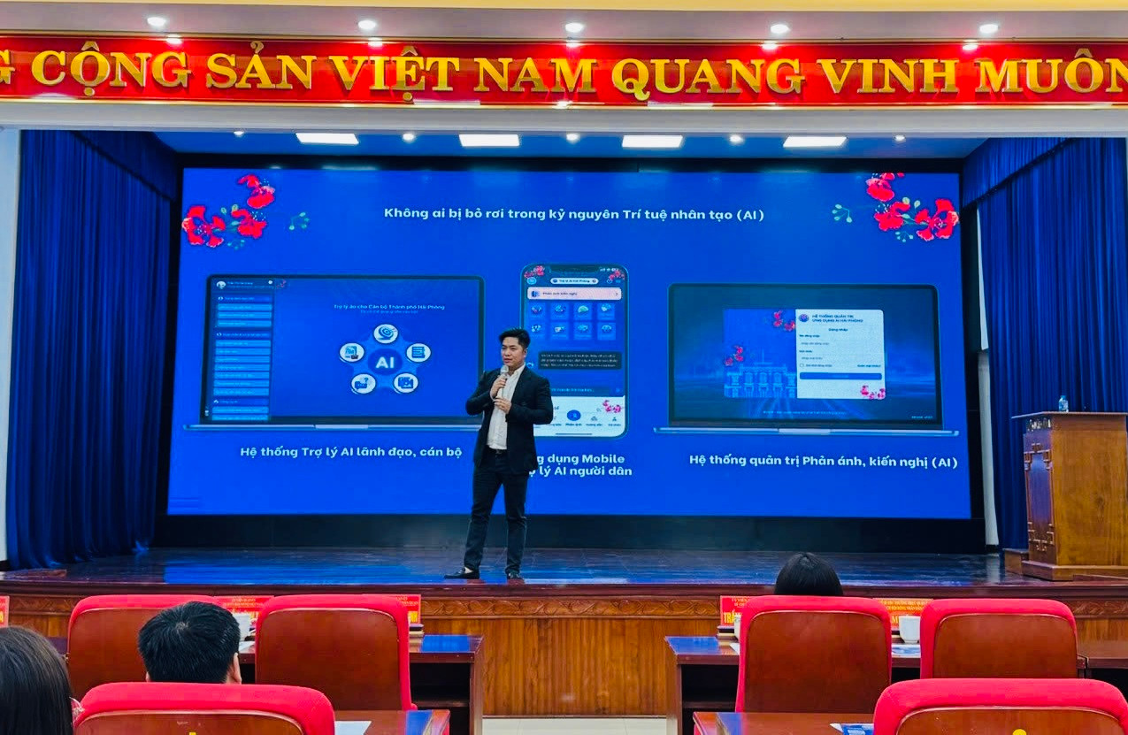 Các chuyên gia công nghệ hướng dẫn cán bộ, công chức sử dụng ứng dụng công nghệ vào công tác quản lý, điều hành.