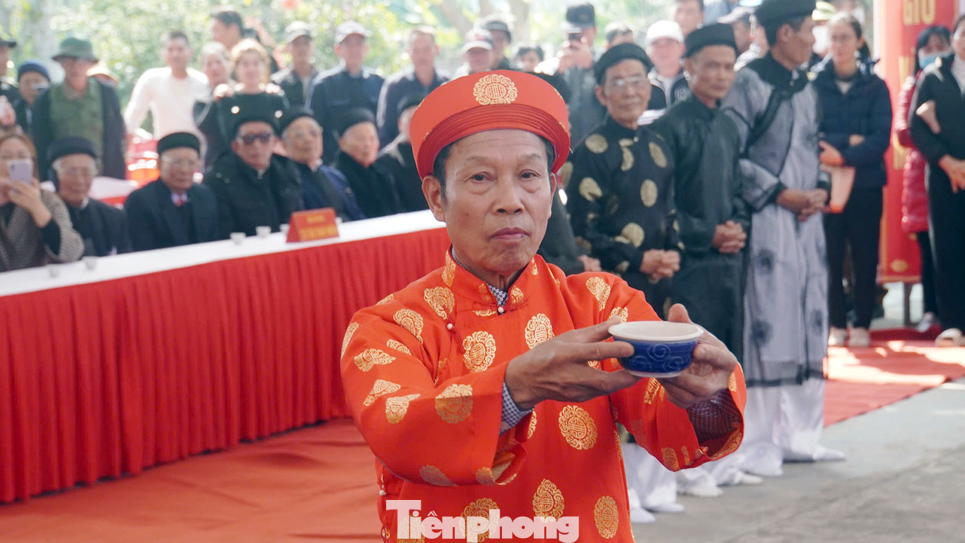 Ông Trương Công Lậm - Trưởng làng Hòa Liễu uống cạn rượu kim kê.