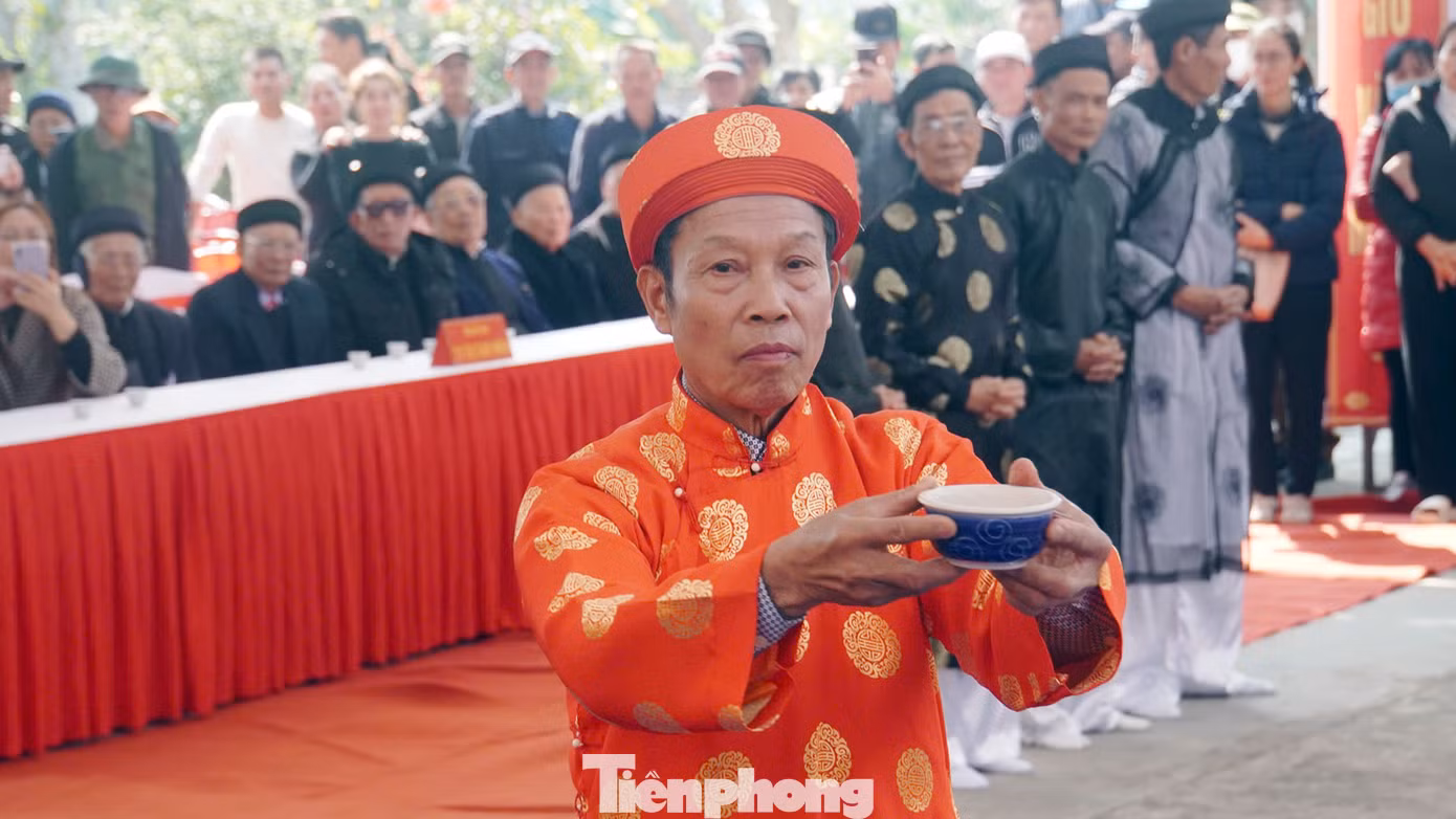 Ông Trương Công Lậm - Trưởng làng Hòa Liễu uống cạn rượu kim kê.