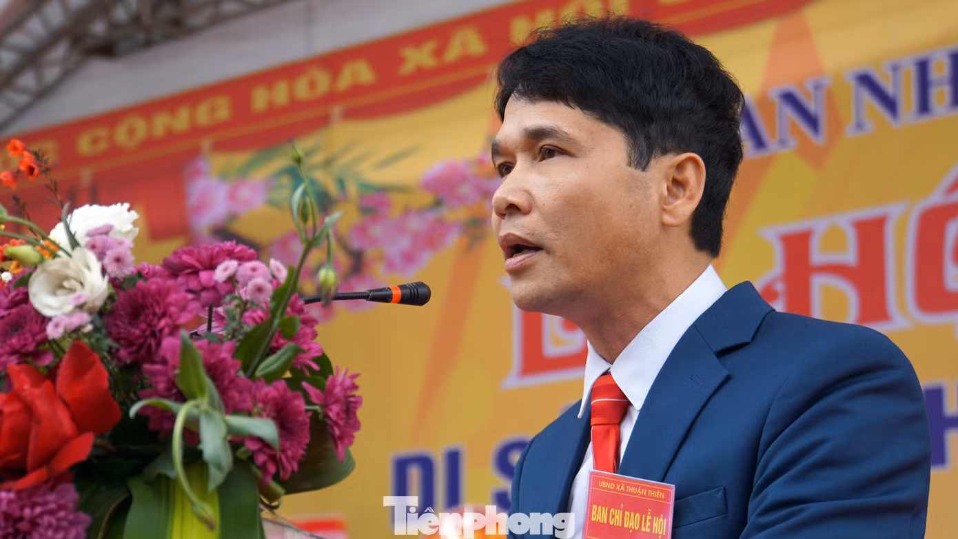 Đại diện UBND xã Thuận Thiên cho biết chùa Hòa Liễu được xây dựng từ thế kỷ XIII. Đến thế kỷ XVI, Thái Hoàng Thái Hậu Vũ Thị Ngọc Toàn, vợ Thái Thượng Hoàng Mạc Đăng Dung đến lập ấp, trùng tu chùa, xuất tiền mua 25 mẫu, 8 sào, 2 thước ruộng cúng Tam Bảo. Sau đó, nhiều người noi theo tậu ruộng cúng chùa, người dân quen gọi là "Thánh điền"...