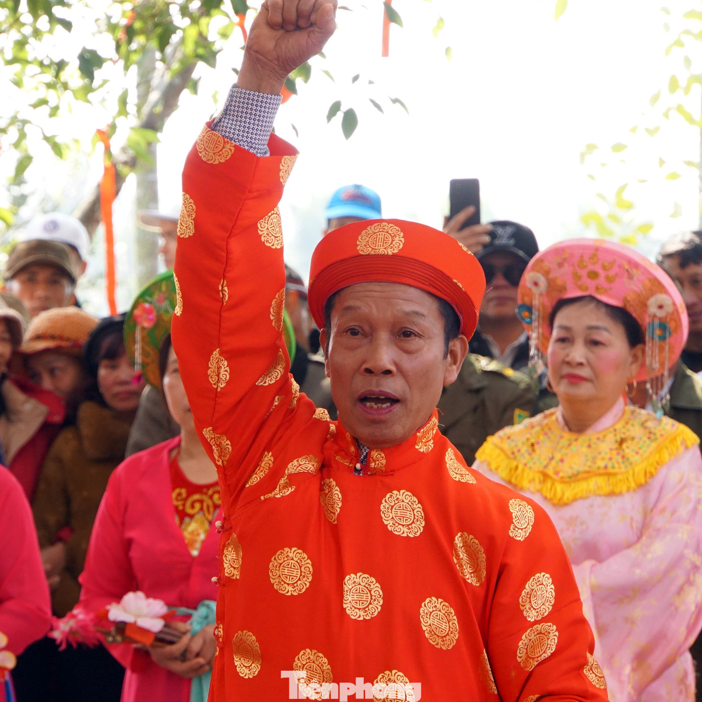 Sau mỗi câu hịch, chủ tế và các bô lão trong làng Hòa Liễu đồng thanh hô lớn "xin thề, xin thề".