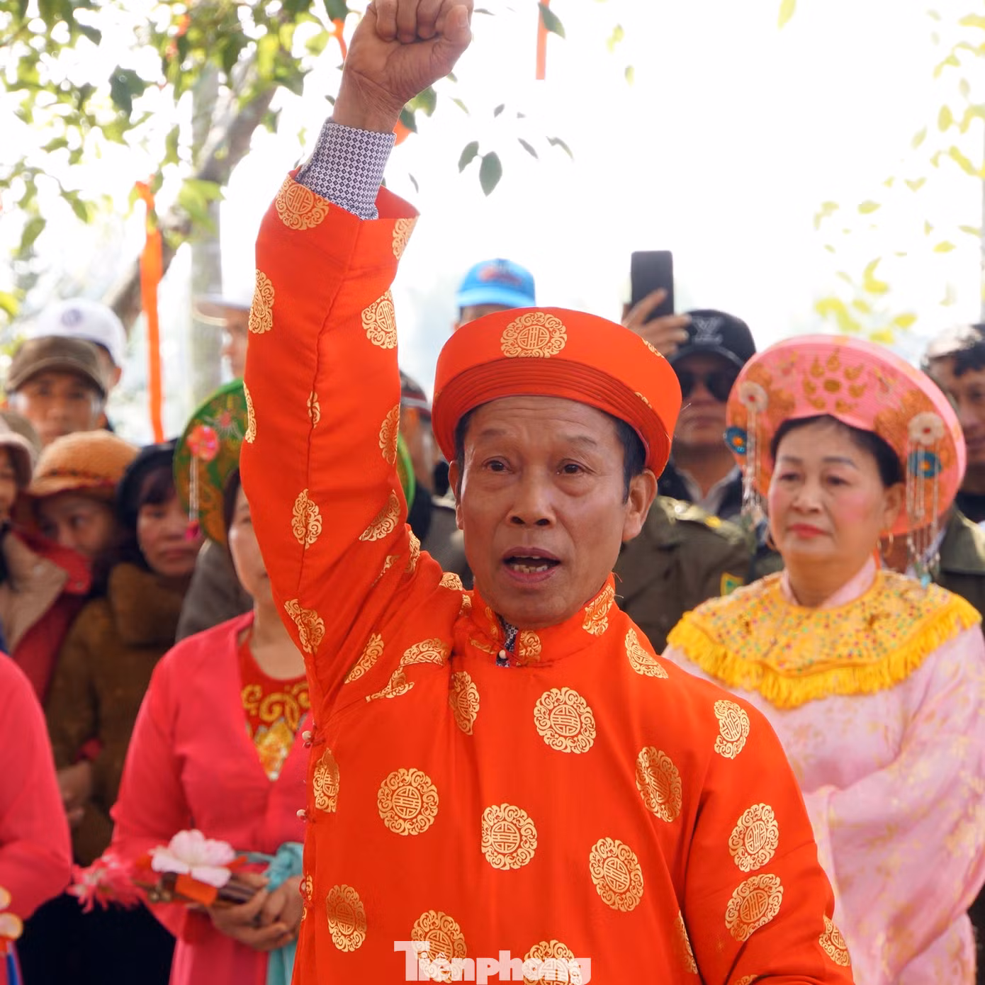 Sau mỗi câu hịch, chủ tế và các bô lão trong làng Hòa Liễu đồng thanh hô lớn "xin thề, xin thề".