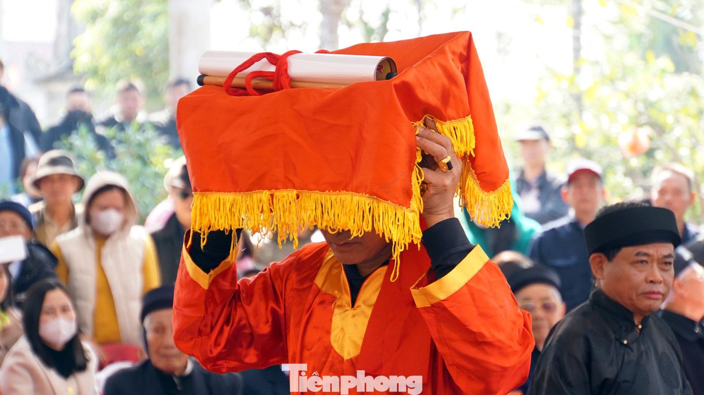 Đặc biệt, Thái Hoàng Thái Hậu Vũ Thị Ngọc Toàn và người dân đã lập ra "Hịch văn Hội Minh Thề" quy định rõ những điều được làm, phải làm và những điều không được làm cho tất cả thành phần từ hương chức đến dân thôn. Từ đó, Hịch văn Hội Minh Thề ra đời, đi vào đời sống và được người dân địa phương gìn giữ, tuân thủ, duy trì suốt nhiều thế kỷ, trở thành kho tàng văn hóa truyền thống địa phương. Trong ảnh là đại diện dân thôn phụ lễ nghênh tiến "Hịch văn" ra trước đài làm lễ.