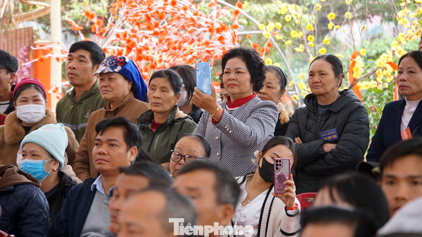 Hàng trăm người dân địa phương và du khách tới xem Hội Minh Thề. Năm nay, ban tổ chức lễ hội tổ chức nhiều hoạt động như hội vật, cờ tướng, kéo co, hát cải lương... kéo dài 3 ngày (14-16 tháng Giêng) để người dân địa phương và du khách vui xuân trẩy hội.
