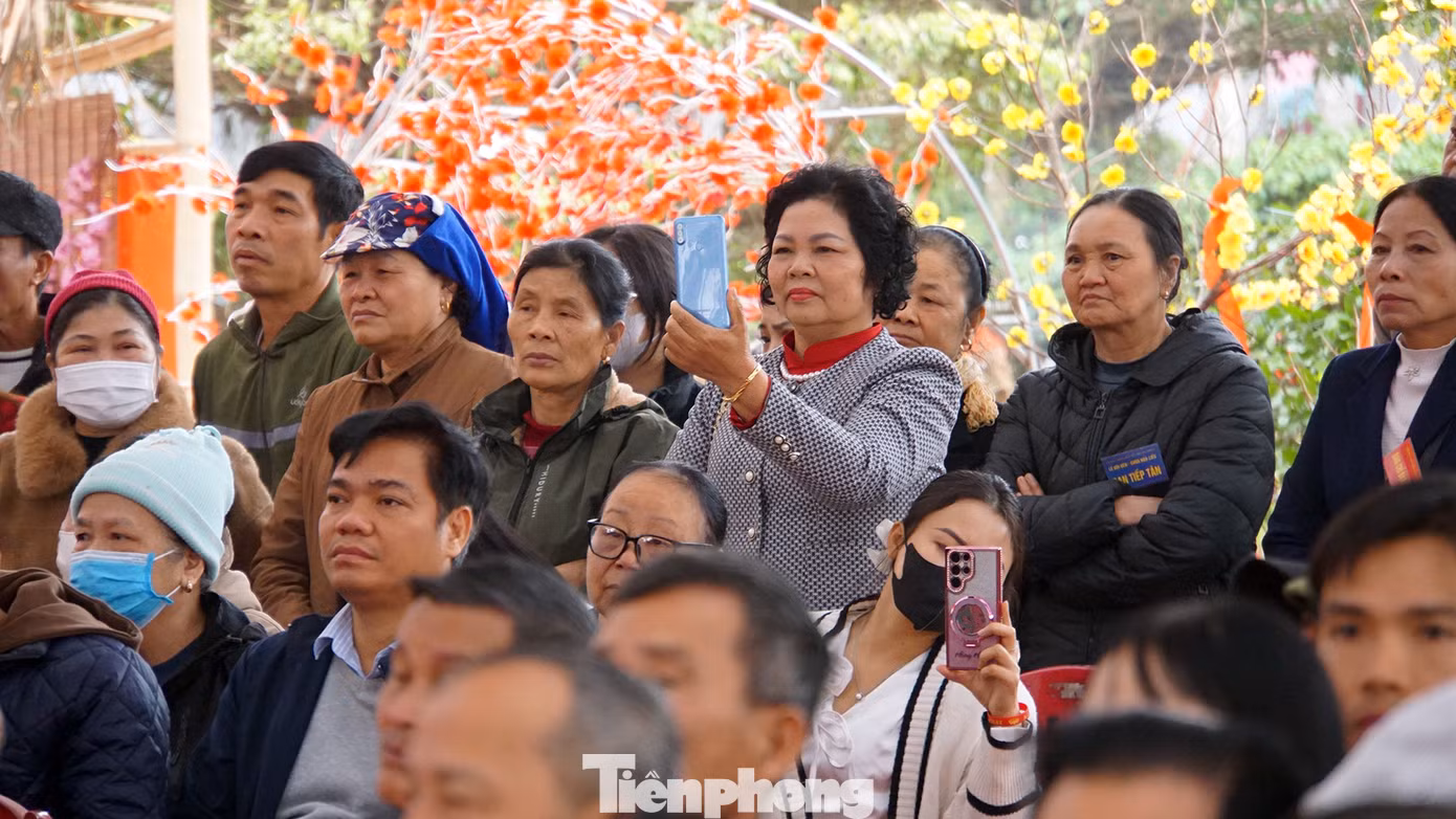 Hàng trăm người dân địa phương và du khách tới xem Hội Minh Thề. Năm nay, ban tổ chức lễ hội tổ chức nhiều hoạt động như hội vật, cờ tướng, kéo co, hát cải lương... kéo dài 3 ngày (14-16 tháng Giêng) để người dân địa phương và du khách vui xuân trẩy hội.