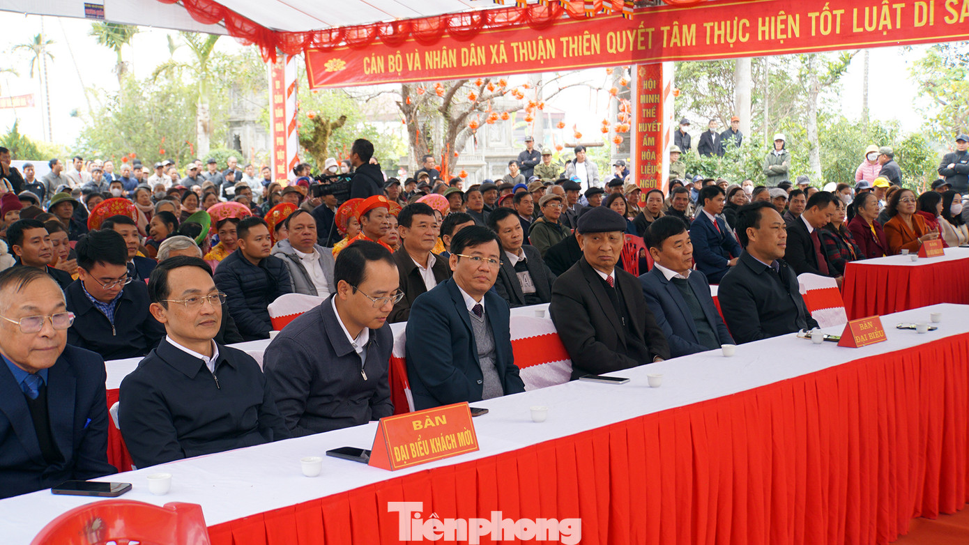 Tới dự lễ hội, có đại diện lãnh đạo Sở Văn hóa Thể thao Hải Phòng, các Phó Chủ tịch UBND huyện Kiến Thụy, 12 bô lão trong làng Hòa Liễu cùng hàng trăm người dân, du khách thập phương.