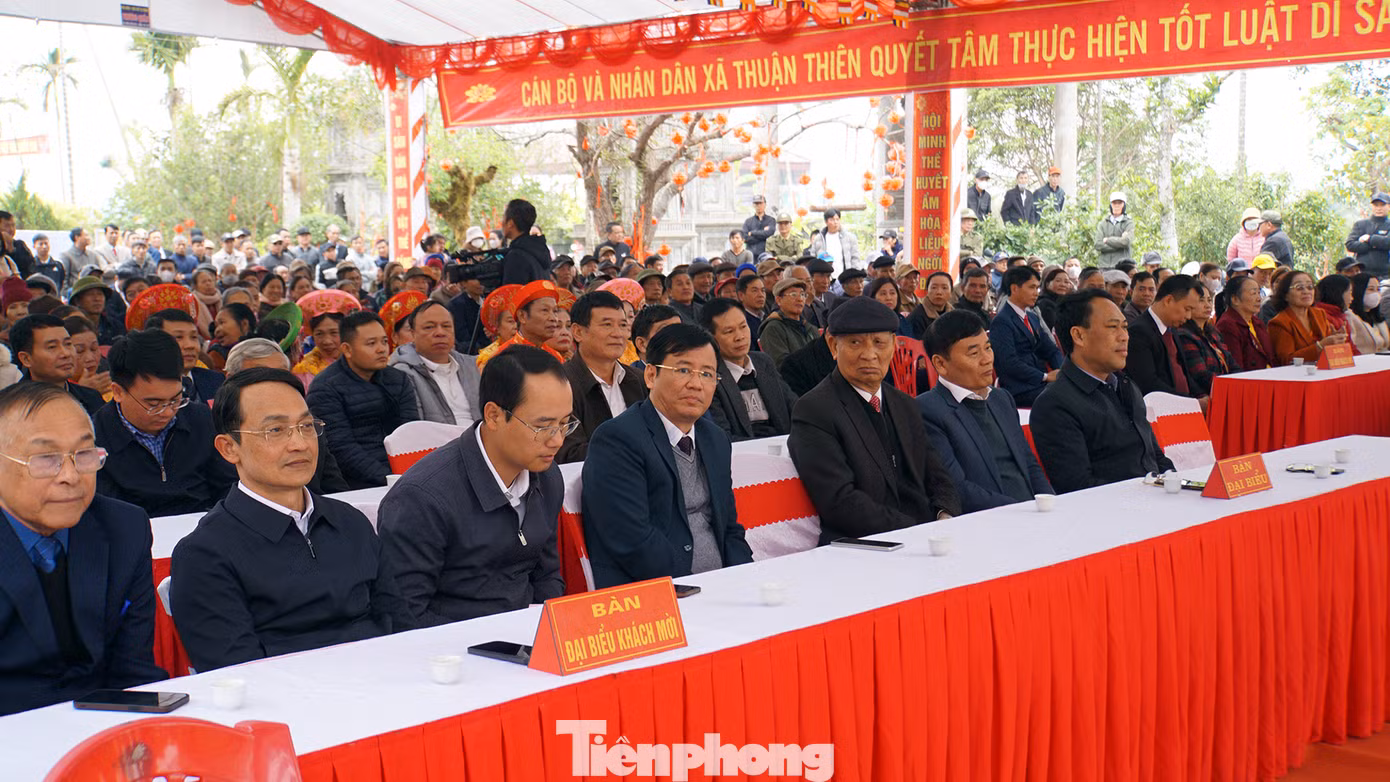 Tới dự lễ hội, có đại diện lãnh đạo Sở Văn hóa Thể thao Hải Phòng, các Phó Chủ tịch UBND huyện Kiến Thụy, 12 bô lão trong làng Hòa Liễu cùng hàng trăm người dân, du khách thập phương.