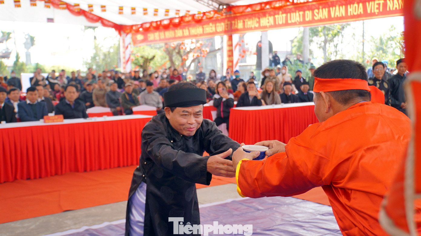 Ông Phạm Văn Yến - Phó trưởng làng Hòa Liễu và đại diện các bô lão, dân thôn trong làng cùng uống rượu kim kê.