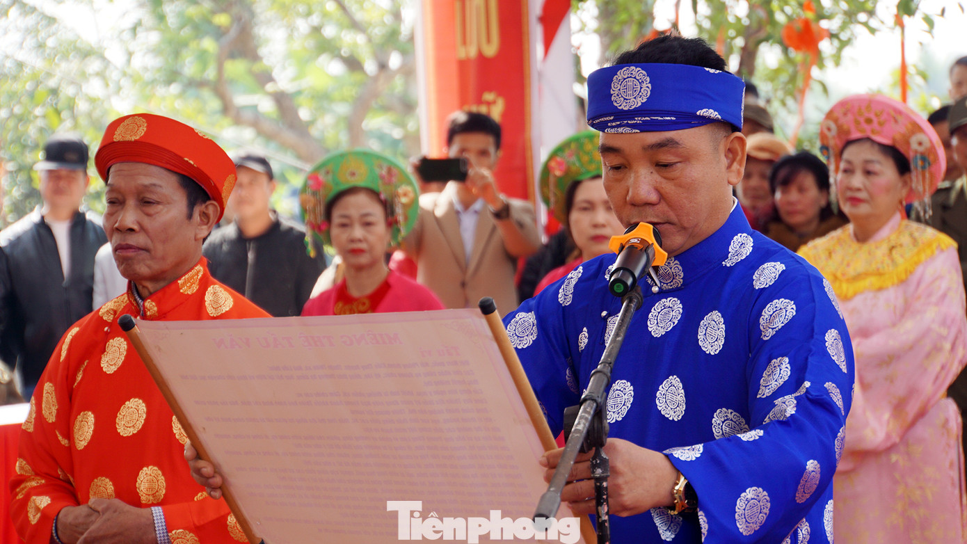Đại diện tư văn đọc lớn "Hịch văn Minh Thề", tạm dịch: Nếu lấy của công làm việc công được thần linh ủng hộ. Nhược bằng, có lòng tham lấy của công về làm của tư, nguyện cầu thần linh đả tử...".