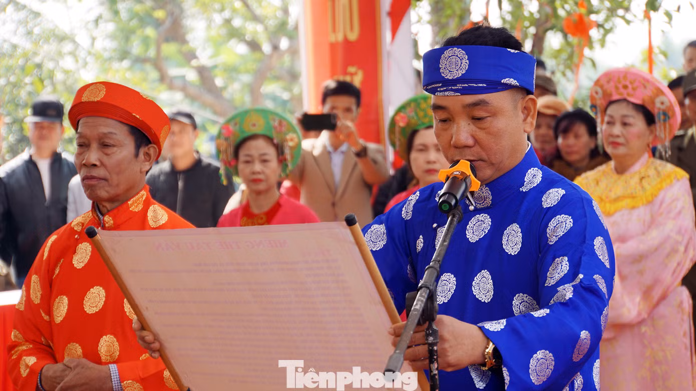 Đại diện tư văn đọc lớn "Hịch văn Minh Thề", tạm dịch: Nếu lấy của công làm việc công được thần linh ủng hộ. Nhược bằng, có lòng tham lấy của công về làm của tư, nguyện cầu thần linh đả tử...".