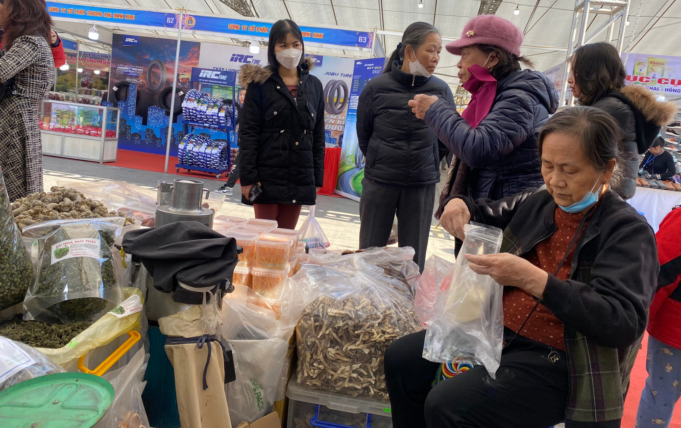 Ghi nhận của PV Tiền Phong, Chợ Tết Công đoàn 2025 tổ chức tại Hải Phòng có quy mô 200 gian hàng, bày bán các sản phẩm, hàng hóa đảm bảo chất lượng, có tem nhãn, rõ nguồn gốc xuất xứ rõ ràng. Trong đó, nhiều mặt hàng là đặc sản tiêu biểu của các địa phương.