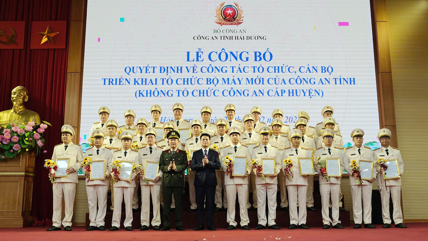 Thiếu tướng Lê Ngọc Châu - Chủ tịch UBND tỉnh, đại tá Bùi Quang Bình tặng hoa chúc mừng các cán bộ được điều động, nhận nhiệm vụ mới.