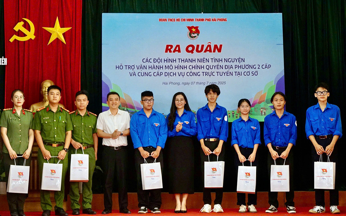 Bí thư Đảng ủy phường Gia Viên và Bí thư Thành Đoàn Hải Phòng tặng quà các đội hình thanh niên tình nguyện thực hiện nhiệm vụ.