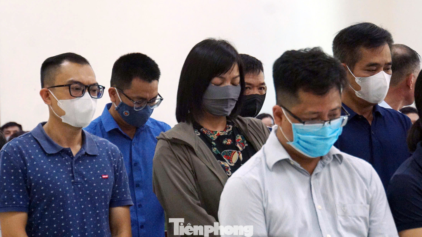 Bị cáo Nguyễn Thị Thu Hiền (giữa ảnh) - cựu Chi cục trưởng Chi cục Hải quan Cảng 2 và nhóm cán bộ hải quan tại tòa.