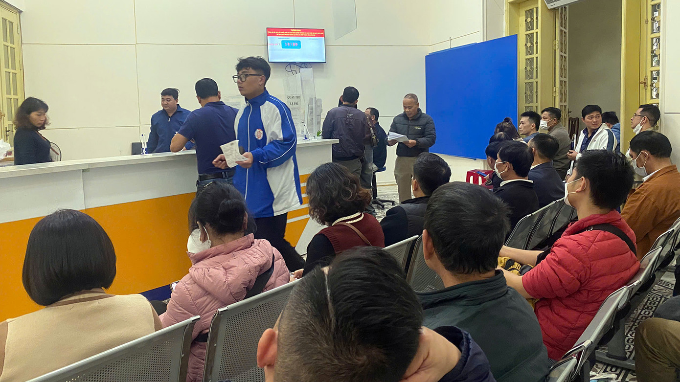 Khu vực tiếp nhận hồ sơ cấp đổi GPLX tại Bưu điện TP Hải Phòng luôn trong tình trạng quá tải người đăng ký.