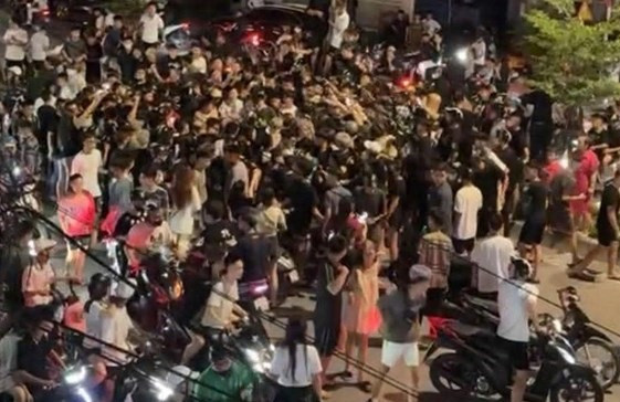 Các đối tượng tụ tập trên phố Hồ Sen, rạng sáng 15/6. Các đối tượng tụ tập trên phố Hồ Sen, rạng sáng 15/6.