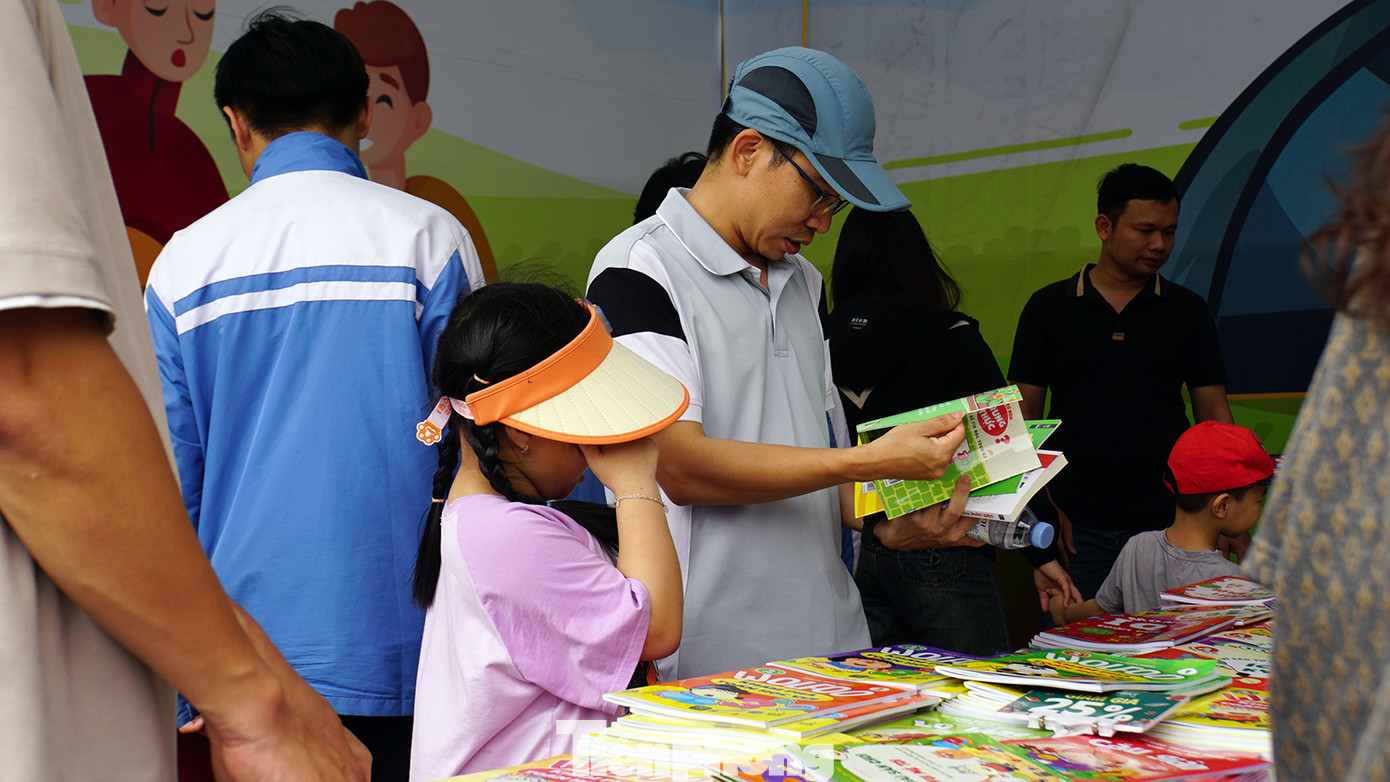 Nhiều phụ huynh dẫn con em mình tới chọn những cuốn sách thiếu nhi, sách tham khảo phù hợp với lứa tuổi.