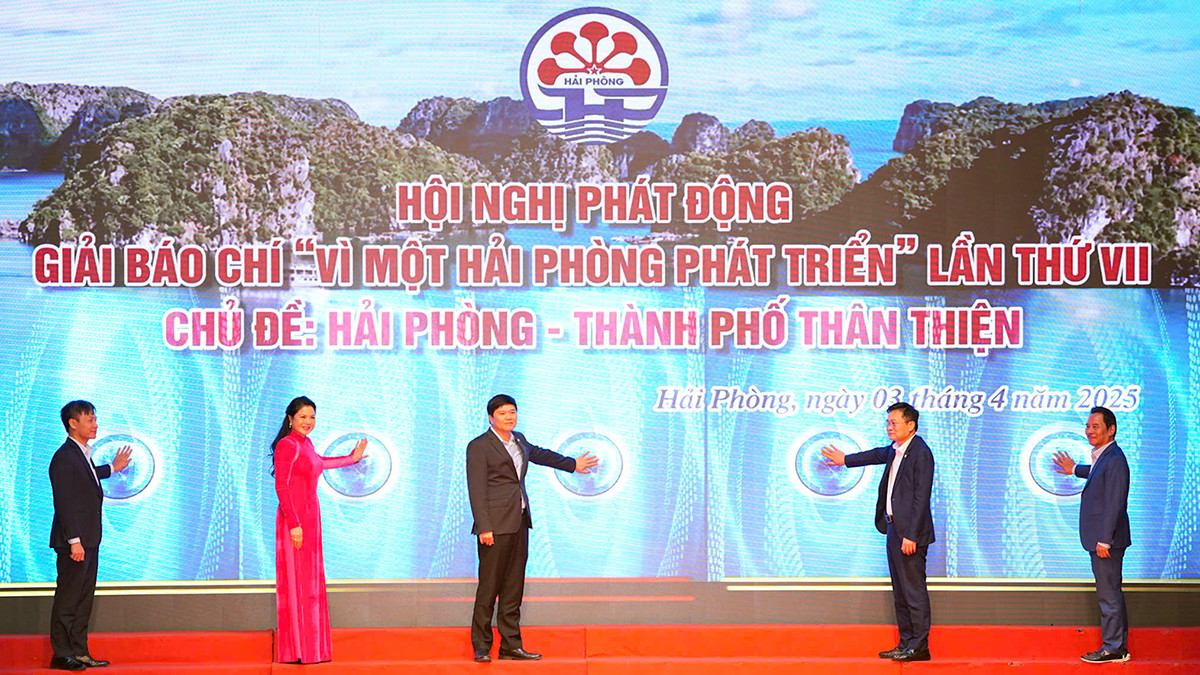 Các đại biểu bấm nút phát động giải báo chí TP Hải Phòng năm 2025. Các đại biểu bấm nút phát động giải báo chí TP Hải Phòng năm 2025.