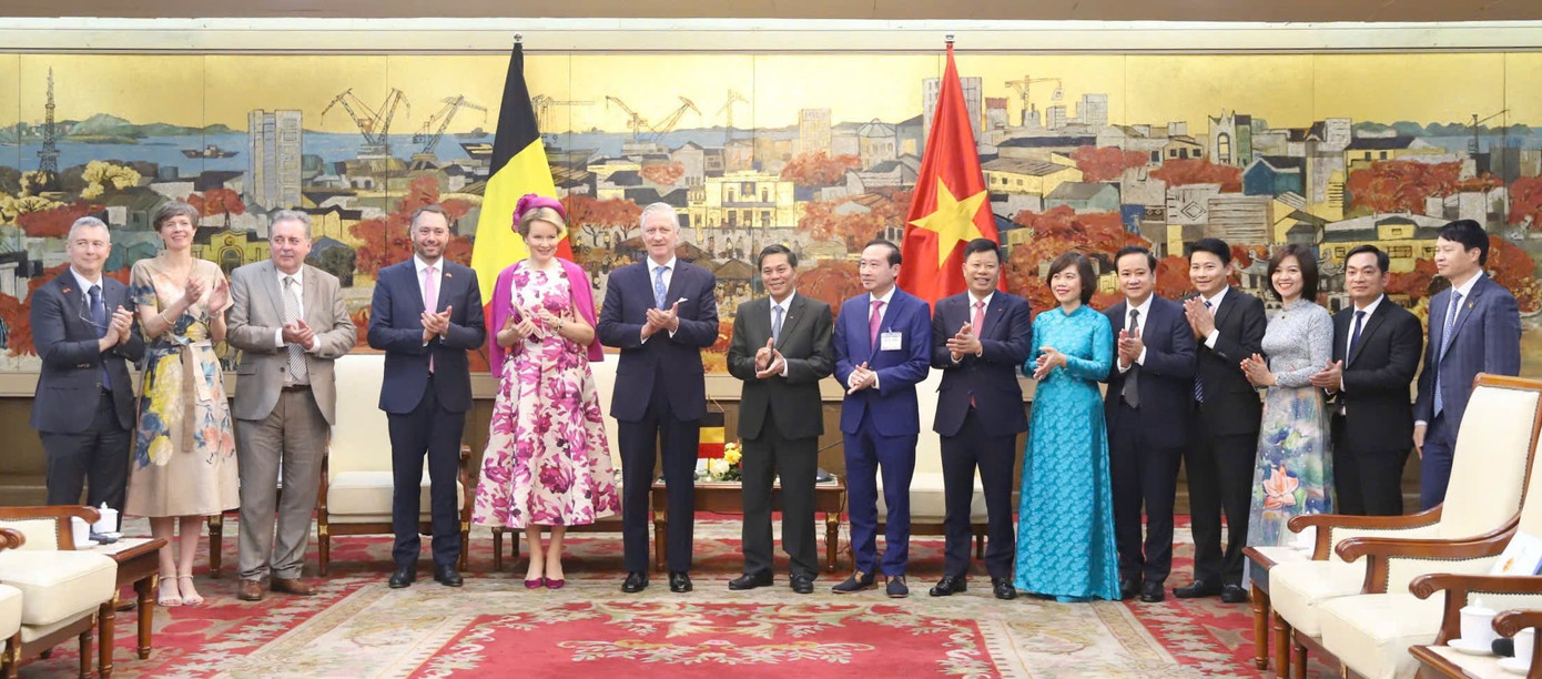 Các đại biểu chụp ảnh lưu niệm cùng Nhà vua, Hoàng hậu Vương quốc Bỉ và đoàn công tác.