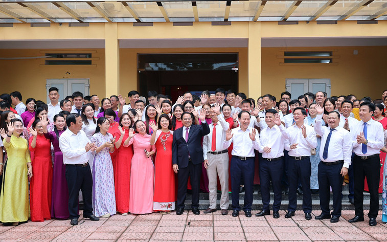 Thủ tướng Phạm Minh Chính chụp ảnh lưu niệm với cán bộ, công chức phường Hồng An. Ảnh: Đoàn Bắc