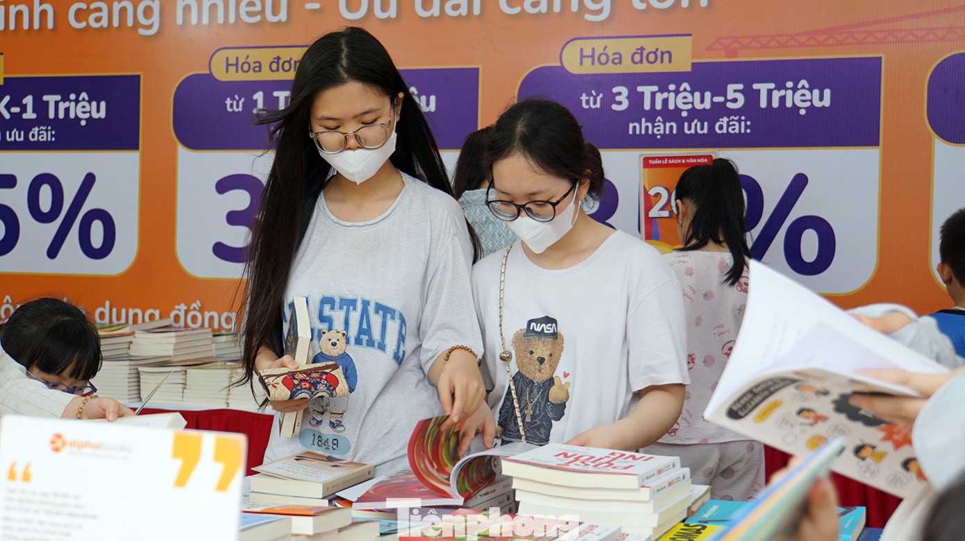 Đến với đường sách Hải Phòng, các bạn trẻ và du khách còn được hòa mình với không gian văn hóa nghệ thuật đặc sắc vào mỗi thứ 7, chủ nhật hàng tuần. Đồng thời, ban tổ chức cũng sẽ tạo không gian để các nhà xuất bản, doanh nghiệp, nhà sách chia sẻ, giao lưu, trao đổi kinh nghiệm trong quảng bá thương hiệu, tiếp cận nhu cầu bạn đọc và đón xu hướng làm sách mới.