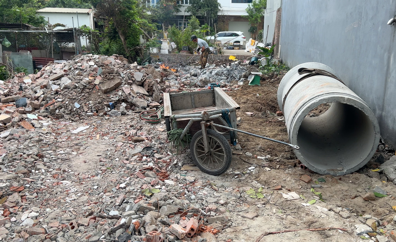 Sau khi phá cống thoát nước, tường bao, đối tượng thu gom sắt thép rồi mang đi. Sau khi phá cống thoát nước, tường bao, đối tượng thu gom sắt thép rồi mang đi.